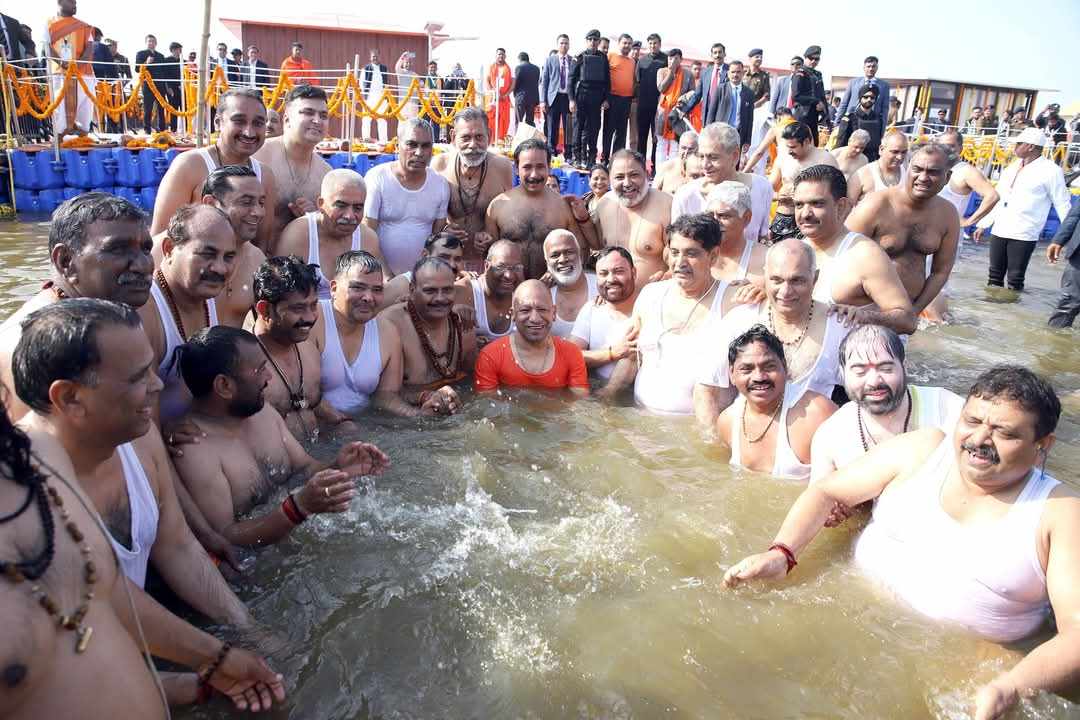 भारत उत्तर प्रदेशका मुख्यमन्त्री योगी आदित्यनाथद्धारा आफना सम्पुर्ण मन्त्री सहित महाकुम्भ स्नान