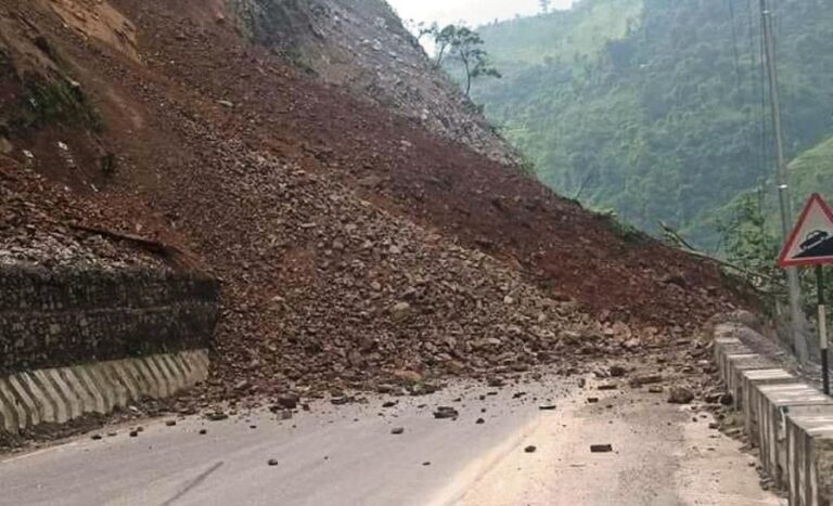 सुक्खा पहिरोले कोशी राजमार्ग अवरुद्ध