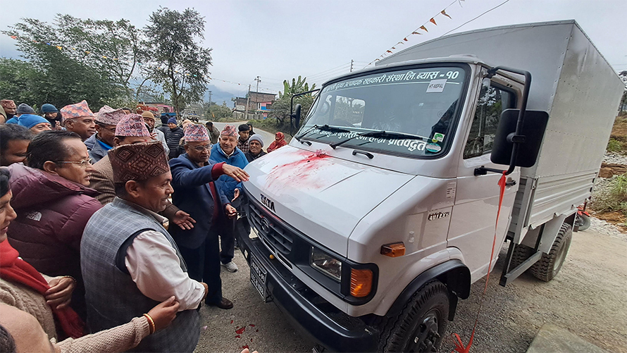 अनुदान नपाएपछि दुम्सीका किसानले दूध बेच्न किने ‘ट्रक’