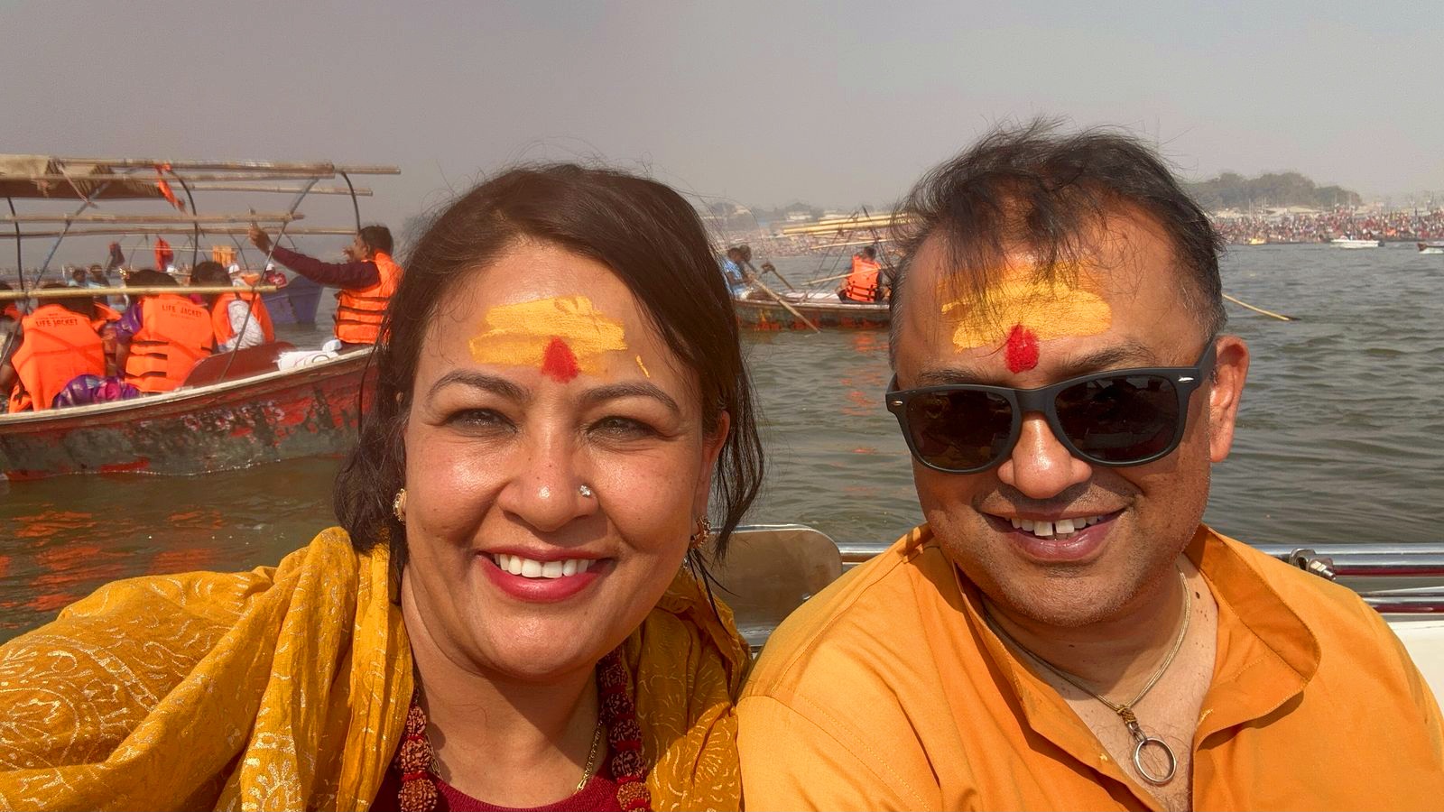 कांग्रेसका महामन्त्री गगन थापा र नेता अजुर्ननरसिंह केसी सपरिवार सहित महाकुम्भ स्नानमा सहभागी