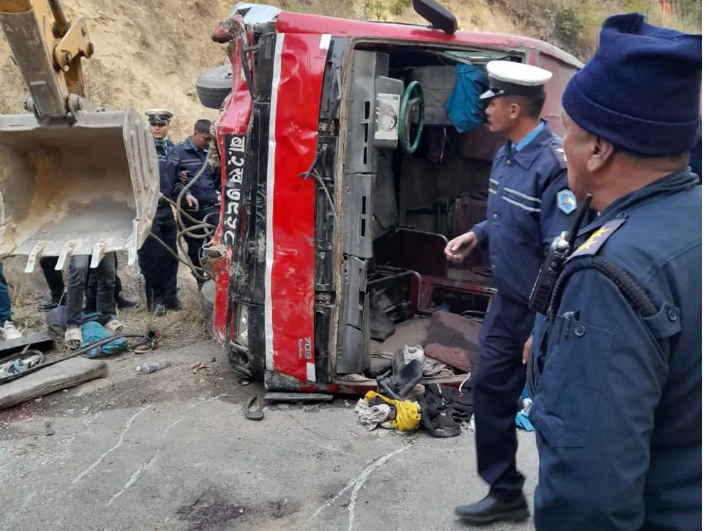शंखरापुर स्कुल बस दुर्घटना हुँदा ३ जनाको मृत्यु, ४० जना घाइते