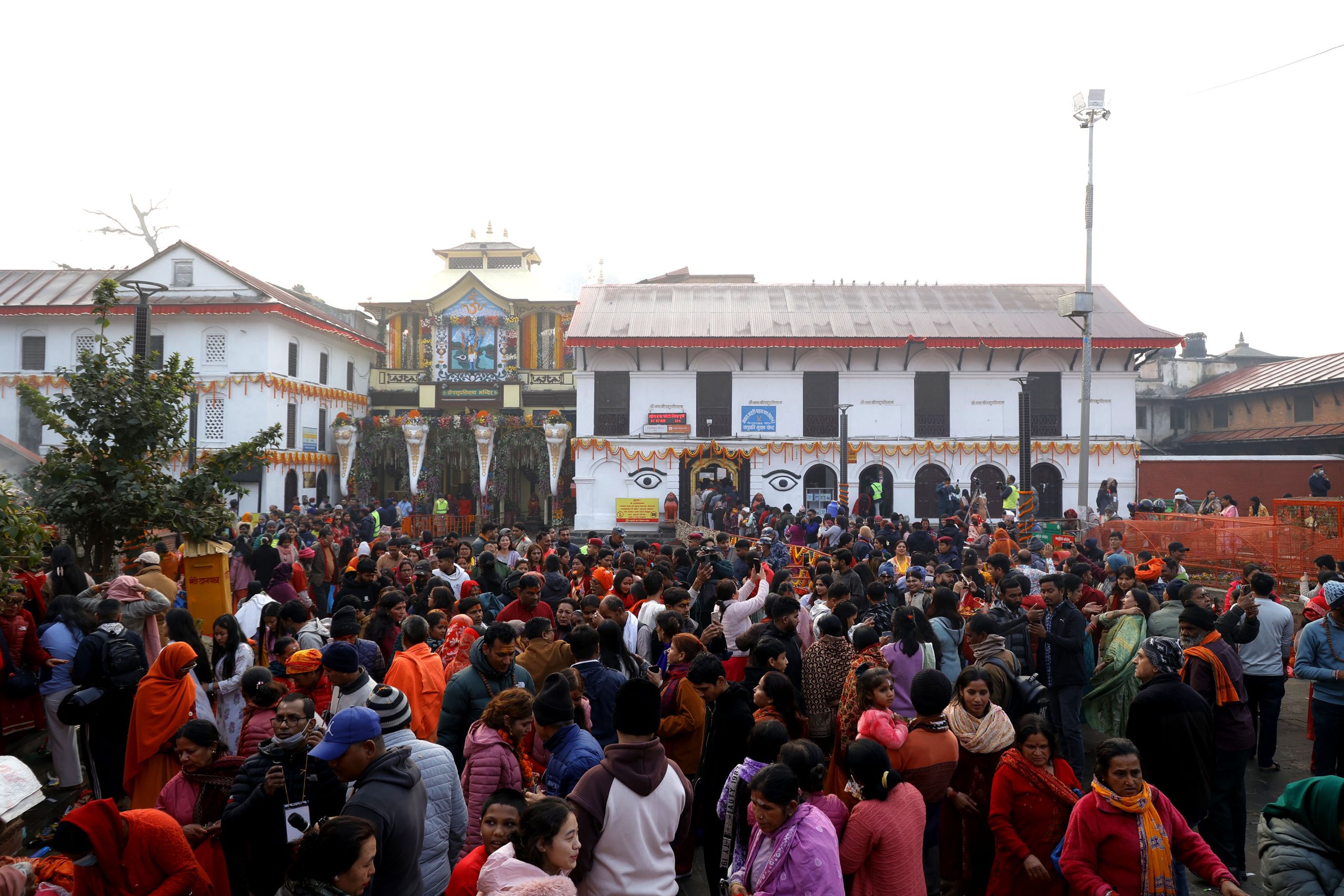 महाशिवरात्रिको अवसरमा पशुपतिनाथमा भक्तजनको उल्लेख्य सहभागीता