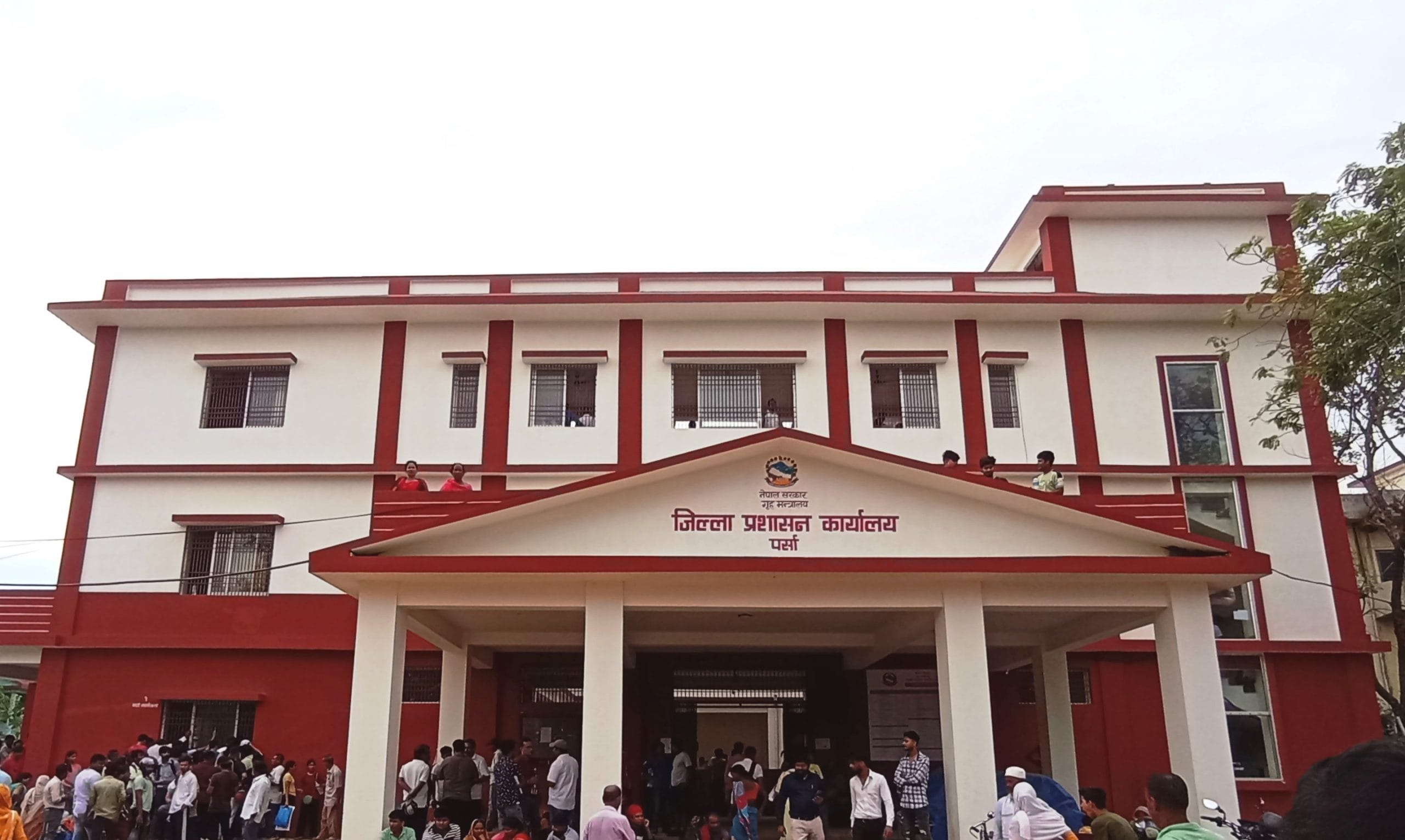 पर्सा प्रशासन कार्यालयभित्रै मिटरब्याज पीडितले गरे आत्महत्या प्रयास