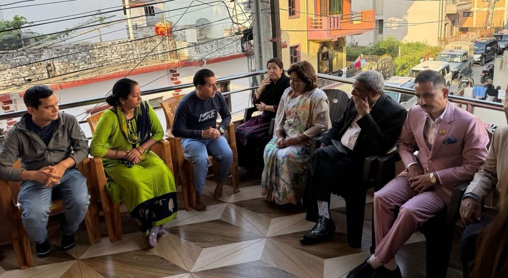 प्रकृति लम्सालका परिवारसंग परराष्ट्रमन्त्री र गृहमन्त्रीको भेटघाट