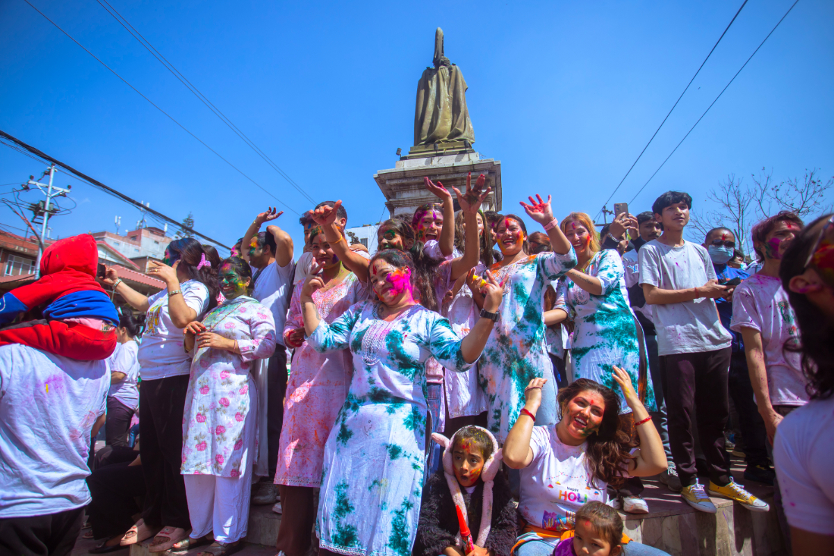 सभ्य बन्दै होली- अनुमति विना रङ दलिदिने र पानी खन्याइदिने दृश्य बिरलै