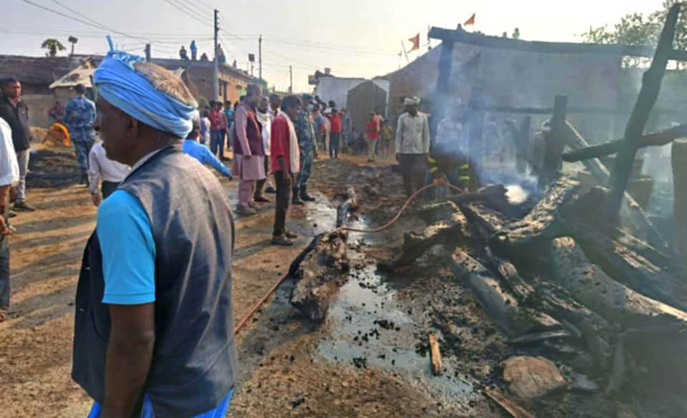 बाँकेको नरैनापुरमा आगलागी हुँदा १७ घर गोठ जलेर नष्ट