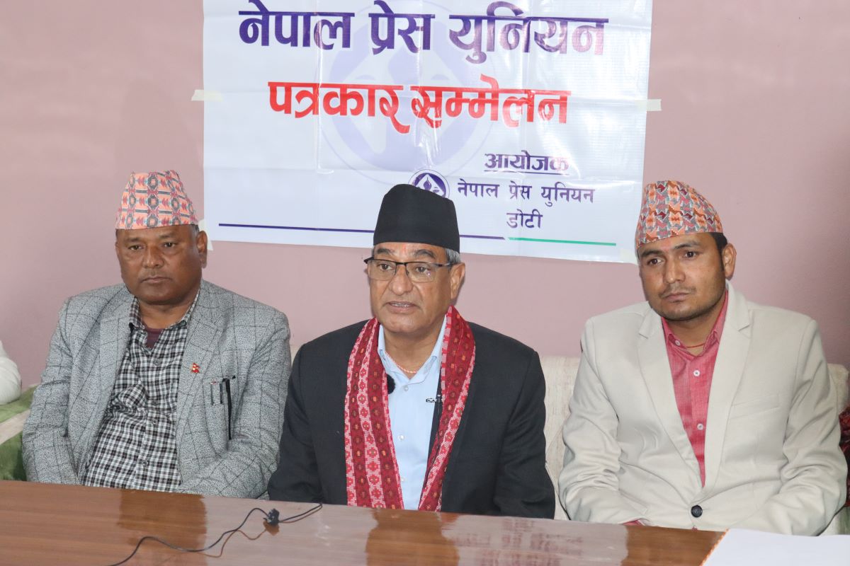 गणतन्त्रको विकल्प राजतन्त्र हुन सक्दैनः गृहमन्त्री लेखक