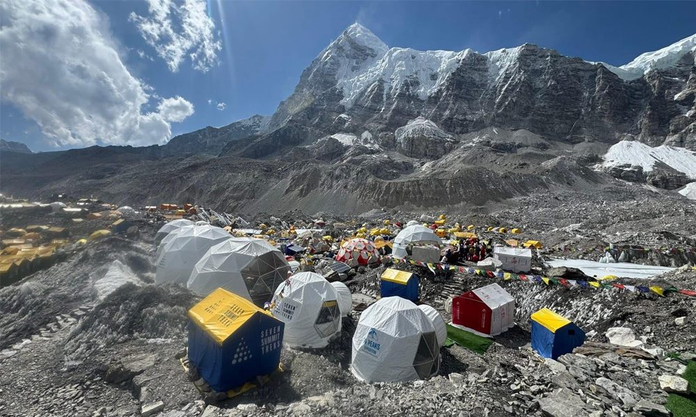 आरोहीको भीडले गुलजार देखिदै सगरमाथा आधारशिविर