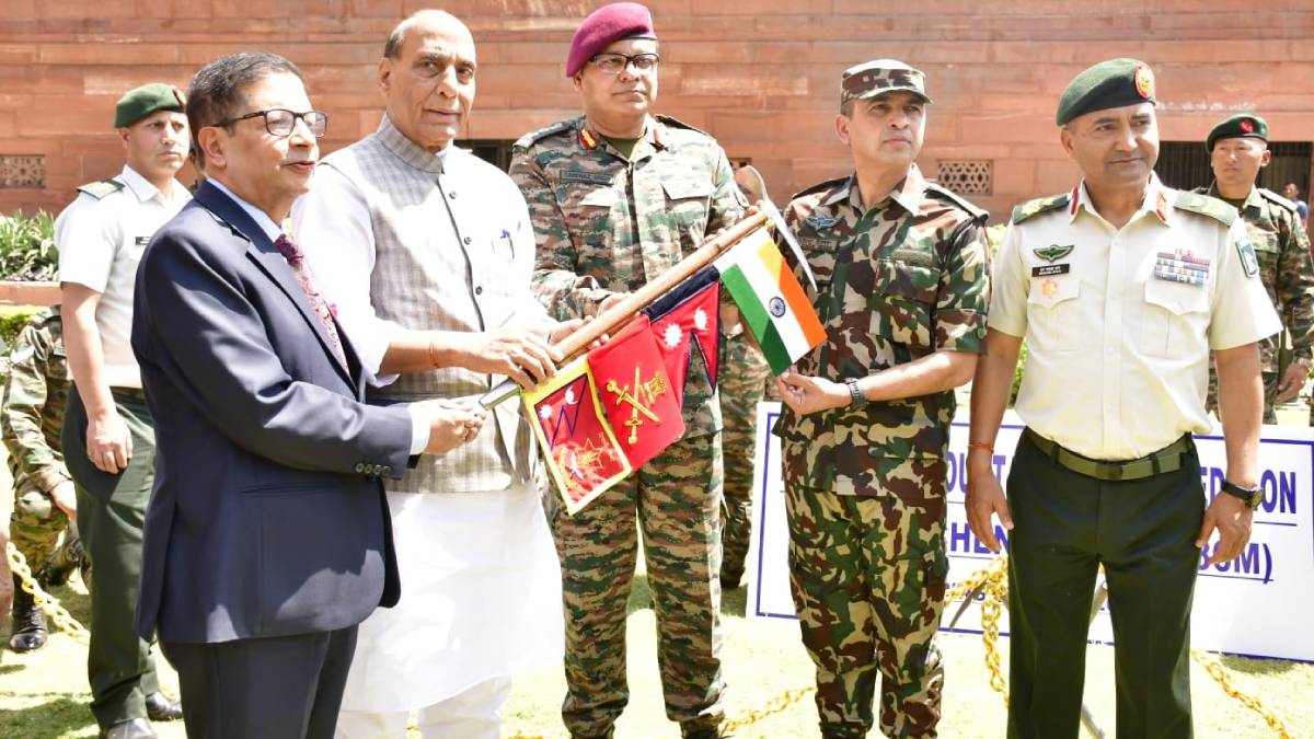 नेपाल र भारतको झण्डा हल्लाएर कञ्‍चनजङ्घा हिमाल आरोहण अभियानको शुभारम्भ