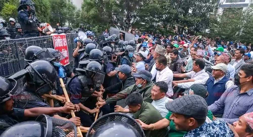 शिक्षक आन्दोलन- निषेधित क्षेत्र तोडेपछि प्रहरी हस्तक्षेप, १९ जना घाइते